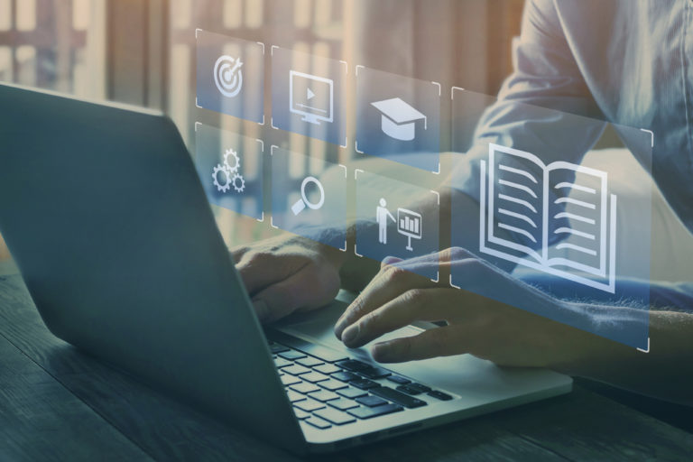 Hände tippen auf einem Laptop, davor schweben Symbole für Lernen, Dokumente, Ziele und Präsentationen