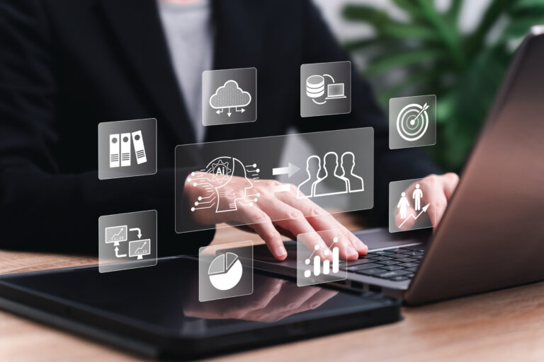Hände tippen auf einem Laptop, davor schweben Symbole für Cloud, Daten, Dokumente, Team und Diagramme