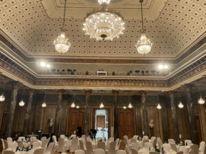 Festsaal im Kurhaus Wiesbaden mit Kronleuchtern und Bühne